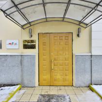 Вид входной группы снаружи Административное здание «г Москва, 1-й Кожевнический пер., 8»
